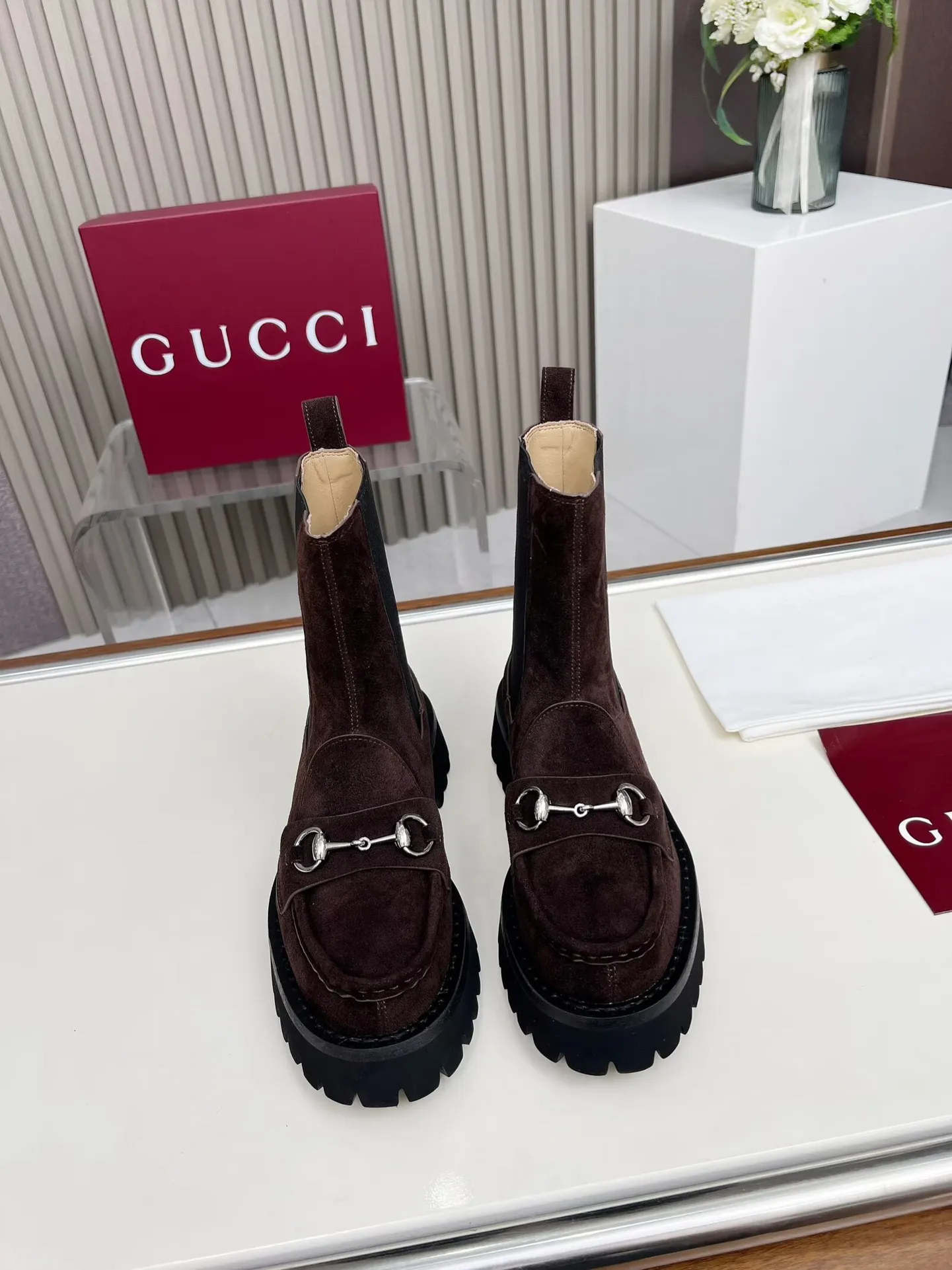 👟👟Ex-factory price 640👟👟 New version of Gucci GUCCI hot sale✅Ankle boots 🎉Very easy to match👍Elastic design on both sides [strong] Easy to put on and take off, especially retro British style, Gucci buckle decoration on the front💎LOGO✅ Fabric: imported cowhide 🐂High mercerized velvet, lining/foot: cow lining Color: black caramel color Brown 3 colors optional Number of yards: 35-42 {2 heads need to be customized} Heel height: 5cm Packing: Comes with card and cloth bag.